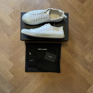 Saint laurent skor - Säljer mina snygga saint Laurent skor i modellen ”Bedford”. Skorna är använda ett fåtal gånger och inprincip i nyskick, förutom en liten fläck. Dustbag, box + extra skosnören ingår. Är även öppen för byten! Skriv till mig vid frågor och funderingar.