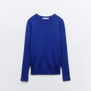 Stickad tröja - Jag säljer denna blåa tröjan för att det inte kommer till användning. Den är från zara och är knappast använd. 