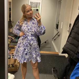 Klänning - Säljer denna klänning från Gina Tricot med lappen kvar!!