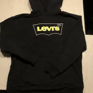 En snygg Levis tröja, har använt ett par gånger, inga defekter alls förutom ett förlorat snöre som tidigare funnits. 