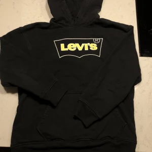 Levis luvtröja - En snygg Levis tröja, har använt ett par gånger, inga defekter alls förutom ett förlorat snöre som tidigare funnits. 