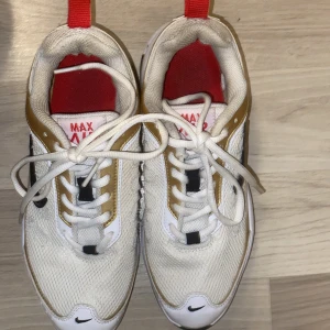 Nike  - För små och de är super rena och har tvättat de och köpte för 1200