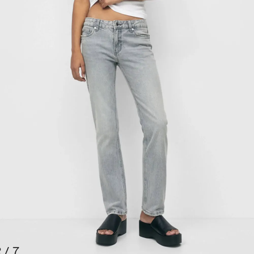 Säljer dessa lågmidjade jeans från pull and bear i ny skick!🤩. Jeans & Byxor.