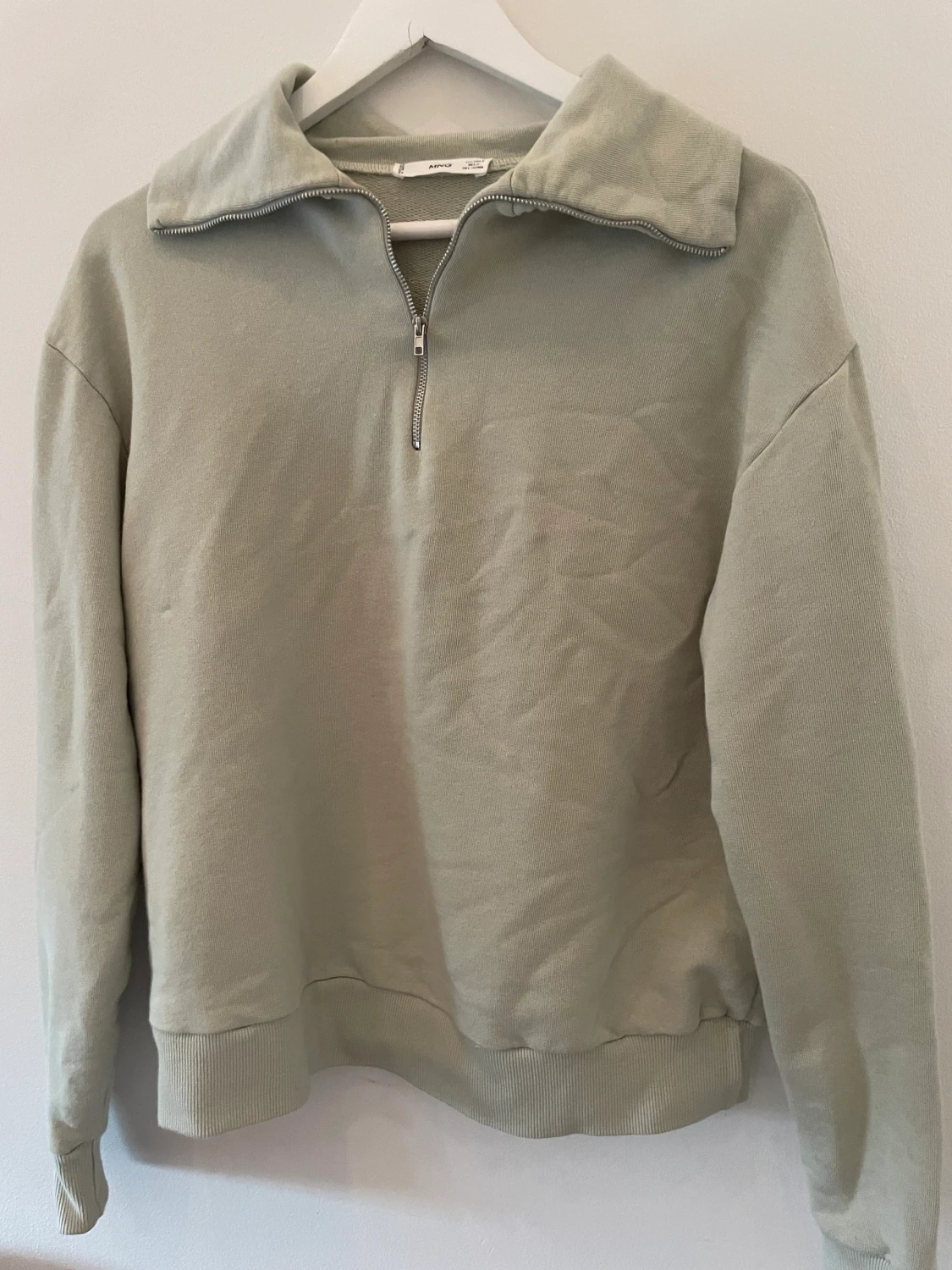 Grön tröja med halvzipp 