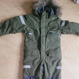 Didriksons overall - Jätte fin overall från didriksons,extended size som jag sprättat upp. Stor i storlek skulle säga en 140