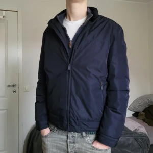 Massimo dutti jacka - Riktigt fet massimo dutti höstjacka! Storlek L, passar mig som är 185! Inga tecken på användning!