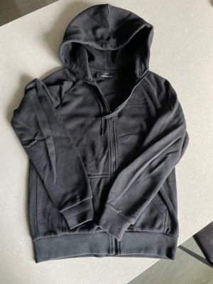 Peak performance hoodie - Peak performance hoodie med dragkedja. Fortfarande ganska mjuk inne. Storlek S men skulle säga att dessa krymper lite i storlek. 