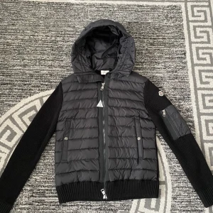 Moncler Cardigan - Säljer just nu min Moncler Cardigan som använts en gång och insåg att den var för liten. Fungerade nft scan! Hör av er vid minsta funderingar!