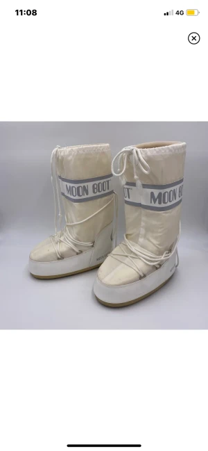 Beige Moon boots  - Vita/beige Moon boots, använt ett få tal gånger! Säljer då de inte riktigt är min stil! 