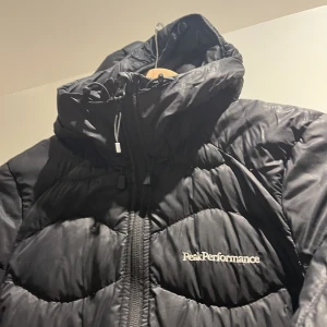 Peak performance jacka  - Säljer min peak performance din jacka i strlk ca då den har blivit för liten, använd mestadels under mina slalomträningar och därför har den rep skador på armarna och därav priset💕skriv för fler bilder