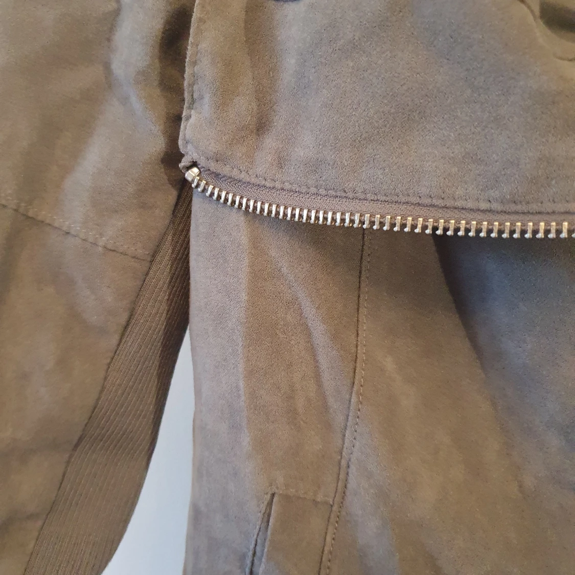 Grå bikerjacka i mockastil - 90