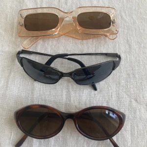 Solglasögon retro - Retro solglasögon i bra skick. Bruna längst ner sålda. 