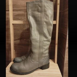 Höga boots - Höga boots med liten klack. Köpta på vinted och tyvärr lite för stora, därav så säljer jag. Gråa i storlek 40 !💓