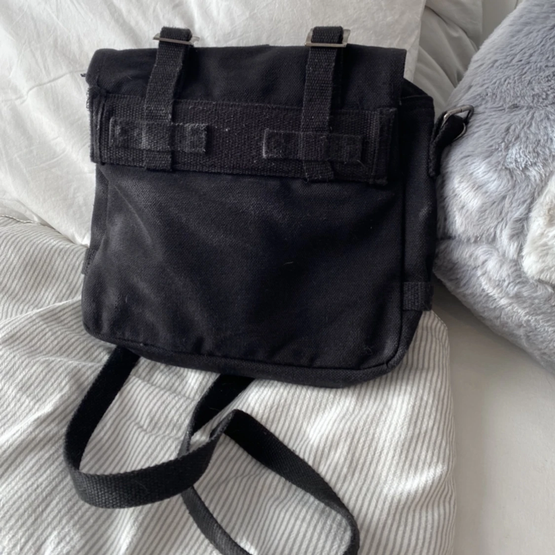 Svart väska med detaljer - 90