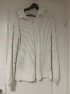 Stickad tröja - Fin och skön stickad tröja, köpt på Na-kd för 400kr säljs för 150kr. 