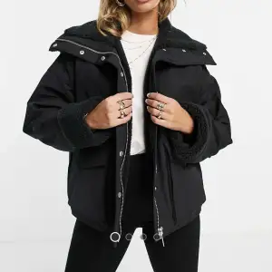 Säljer denna sjukt snygga jacka, perfekt till höst och vinter. Använd få antal gånger. Nypris ca 1700kr 🩷storlek xs men den är oversized i modellen. Pris går att diskutera🩷