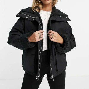 Svart & other stories jacka - Säljer denna sjukt snygga jacka, perfekt till höst och vinter. Använd få antal gånger. Nypris ca 1700kr 🩷storlek xs men den är oversized i modellen. Pris går att diskutera🩷