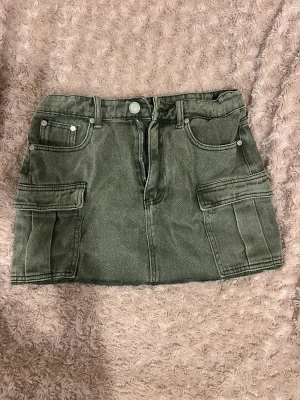 Jeanskjol - Finaste gröna färgen💚aldrig använd, något liten i storleken. 