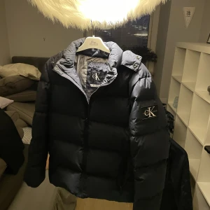 Calvin Klein vinterjacka  - Tja, säljer min fina Calvin Klein vinterjacka i färgen mörkblå i storlek S. Jackan har tagits hand om väl och är fortfarande i bra skick utan skador. Storlek S och sitter som en S skulle jag säga men med lite marginal. Skriv vid intresse, söker snabbaffär