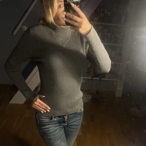 H&M tröja - Jätefin och varm tröja ifrån h&m i en mörkgrön-ish färg💗 perfekt för hösten 10/10 skick 