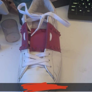 Valentino skor - Säljer mina fina valentino rockstud skor med rosa kontrastfärg. Modellen är lite stor så passar mig som har 39. Man får med valentino kort. Använda men fortfarande fina💗.   Saknar några nitar därav priset