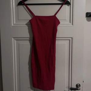 En snygg röd klänning från Amisu. i storlek 34 endast använd få gånger 💕