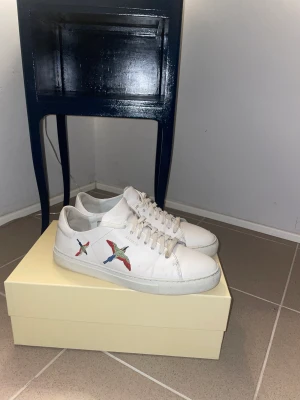 Axel Arigato skor - Andvända Axel Arigato skor, säljes eftersom dem knte passa mig längre. Skriv under mina funderingar. Dustbag och box medföljer vid köp!