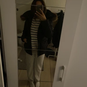 SUUUPER varm vinter jacka!!🤩🤩 - världens skönaste vinterjacka!! Har ett hål i ena fickan men ingen som påverkar fickans funktion! Super varm och skön har aldorg frusit i den🤩 hör av er vid mer frågor och funderingar, nypris 4500 mitt pris 2000 men går att diskutera vid snap affär😇