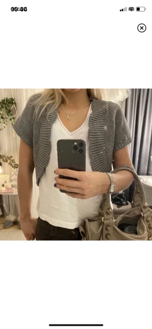 Grå bolero  - Grå glitter bolero i storlek S💘 Bara att köpa genom ”köp nu” 