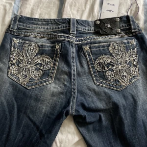Miss me jeans - Jättefina miss me jeans som jag köpte från Benim.denim.se. Tyvär passade de inte och därför säljer jag dem. Jeansen är i modellen bootcut!