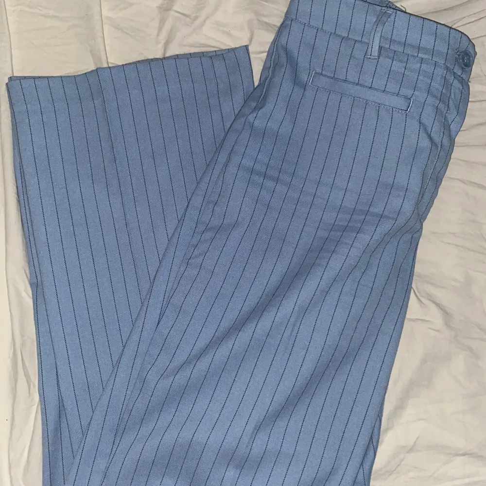 Superfina, ljusblå kostymbyxor från monki. Använda två gånger, är i nyskick.  Storlek 38, passar mig i längden som är 163🩵 . Jeans & Byxor.