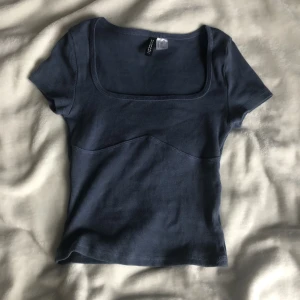 Blå topp - Snygg blå kortärmad topp från H&M. Använd en gång <3