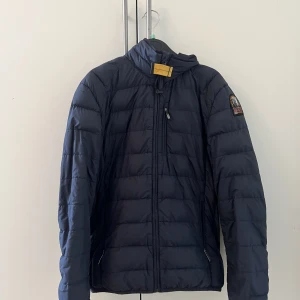 Parajumper jacka - Parajumper jacka köpt på kidsbrandstore för 2500.  Kan gå ner i pris.  Barnstorlek small.  Kan fraktas men köpare står för fraktkostnad.   Några få hål finns men inte så synliga.