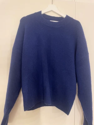 Stickad tröja  - En mörkblå stickad tröja från Zara. Storlek M och sitter normalt i storleken. Är i ett fint skick!!