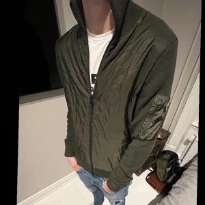 J Lindeberg cardigan - J Lindeberg cardigan, skick 9/10. Köpt för 3000kr på J Lindebergs egna butik. Jag är 180 och väger 70 och den sitter som bilden.