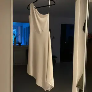 En klänning som är använd en gång på ett bröllop, så den är bara använd i några timmar 