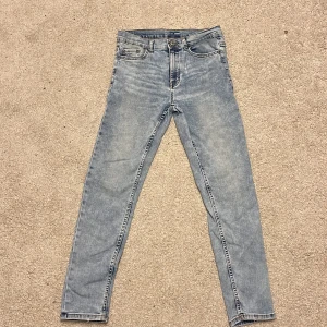 Ljusa jeans  - Ett par ljusa jeans i hyfsat bra skick. Finns spänne i midjan. 