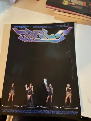 Kpop AESPA girls album  - Aespa album, med en liten ytlig skråma på första sidan av albumet från frakt! Innehåller allt+pre order poster! Köpt för 350kr. Säljer för 150