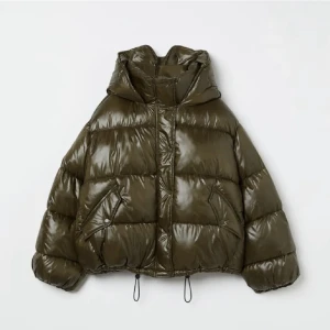 Vinterjacka hm - Oversized grön jacka från hm, helt slutsåld, jätte snygg och varm❤️😇