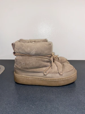 H&M Vinterskor - Säljer mina älskade vinterskor från H&M 💞De är använda en vinter. De har inga defekter alls och är väl omhändertagna. Även impregnerade och i äkta mocka. 🤩Hör av er vid frågor/fler bilder 💓