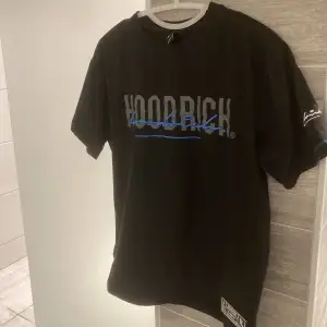 Tjo säljer denna hoodrich t-shirten för den används inte den är storlek M men passar S, skriv vid funderingar, mvh Viktor 