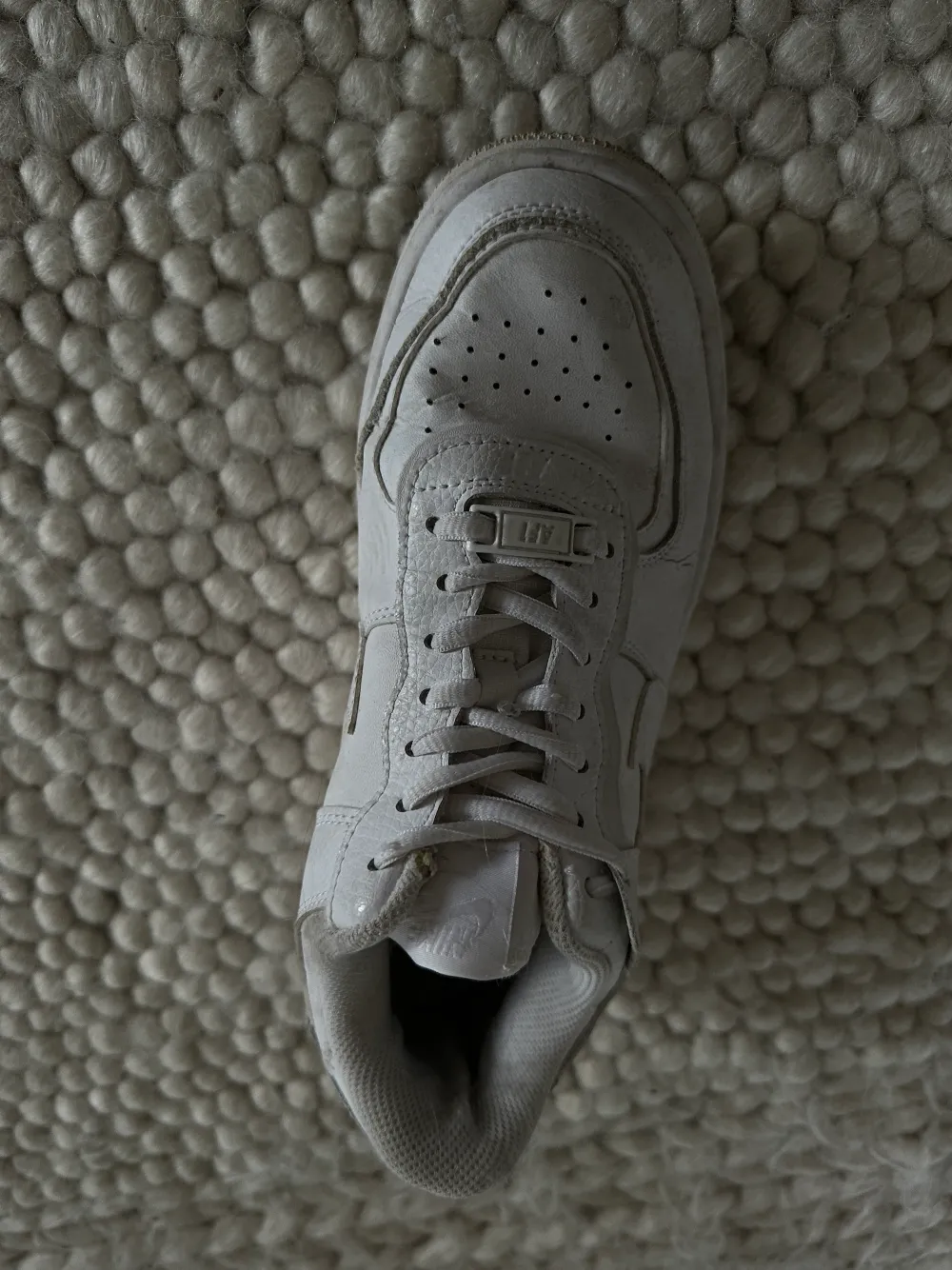 Nike air force sneakers. Fint skick! Smuts som syns på bilden är lätt att tvätta bort.. Skor.
