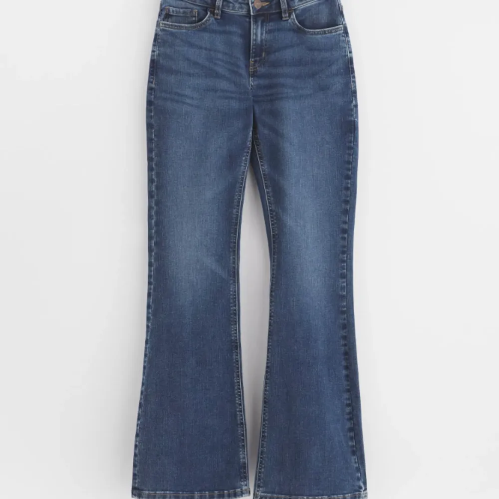 Säljer ett par jättefina mörkblå low waist bootcut jeans från Lindex. Storlek 164 men sitter perfekt på mig som är 160 och vanligtvis har xs. Säljer pga att dom inte kommer till användning längre🩷. Jeans & Byxor.