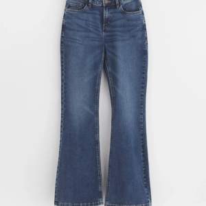Säljer ett par jättefina mörkblå low waist bootcut jeans från Lindex. Storlek 164 men sitter perfekt på mig som är 160 och vanligtvis har xs. Säljer pga att dom inte kommer till användning längre🩷