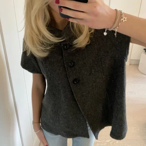 Kortärmad kofta  - Så sjukt snygg kortärmad kofta som är köpt secondhand pch det står tyvärr inget märke i den❤️ mycket bra skick