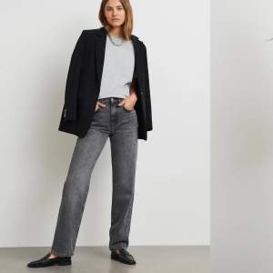 90s high waist jeans från Gina Tricot i färgen mörkgrå, bra skick. Storlek 36 och säljs då de är för korta på mig, 178 cm 🩵 Nypris 599 kr, helt slutsålda på hemsidan! Klicka på ”köp nu” om du vill köpa 🤍 Swipa för fler bilder!