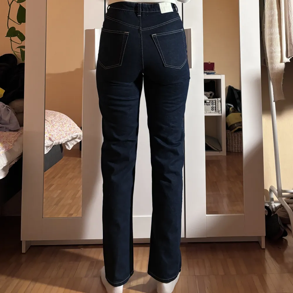 Mörkblåa jeans från weekday! Endast använd ett fåtal gånger och är i mycket fint skick!. Jeans & Byxor.