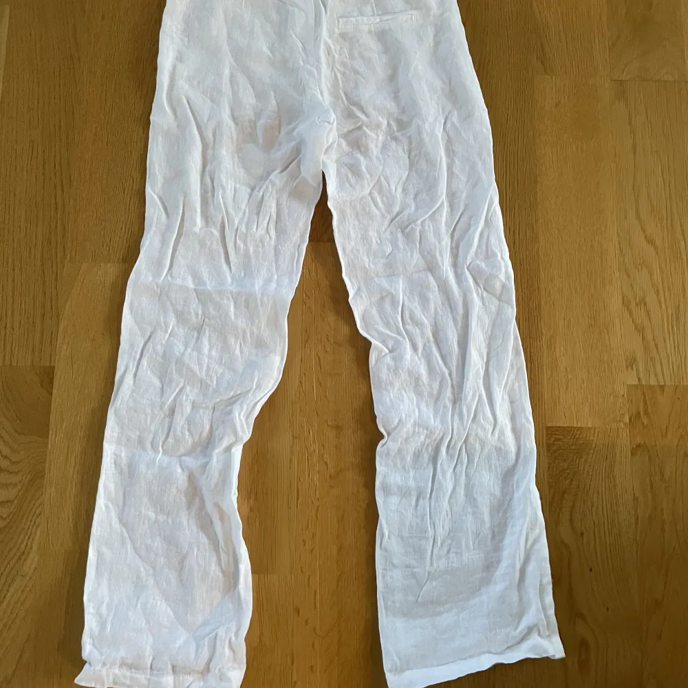 Ett par vita lågmidjade linnebyxor från Gina tricot young (använda 1 gång). Jeans & Byxor.