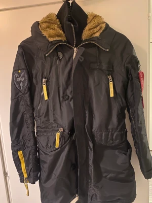 alpha industries jacka - alpha industries jacka I Stl small  Svart färg  Går att spänna åt vid sidorna inuti jackan  Gott skick, äkta alpha jacka 
