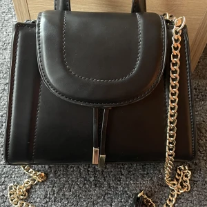 Minicityväska från zara - Axelremsväska från Zara. Axelremmen kan tas bort. Höjd: ca 16cm Bredd: ca 26cm cm. Aldrig använd så är i nyskick. Nypris: 299 kr. Hämtas i finntorp, na